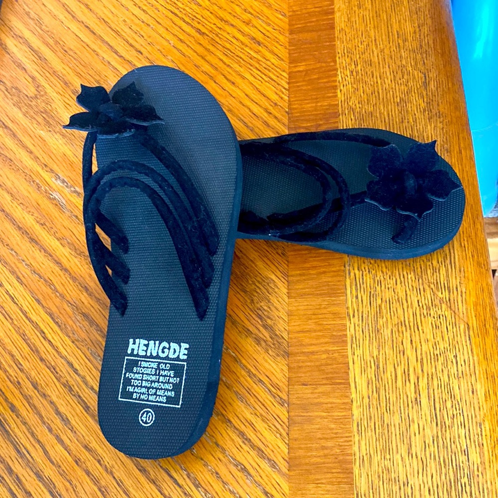 Hengde single toe black sandals with cute flower design on toe.